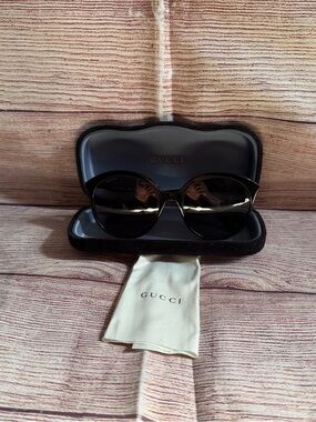Gucci Round Oversized Sunglasses | GG2057S 001